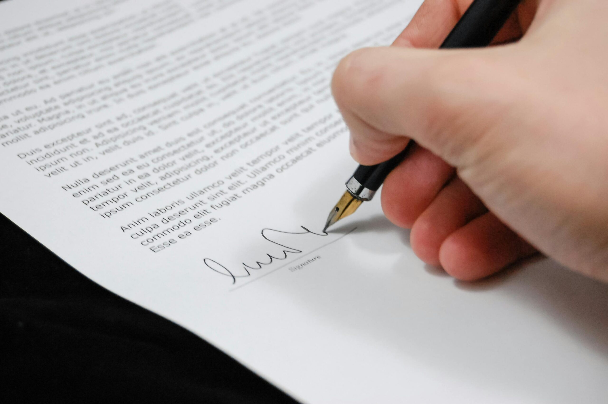 Signature contrat partenariat consultant stratégie Paris MAC Consulting engagement client