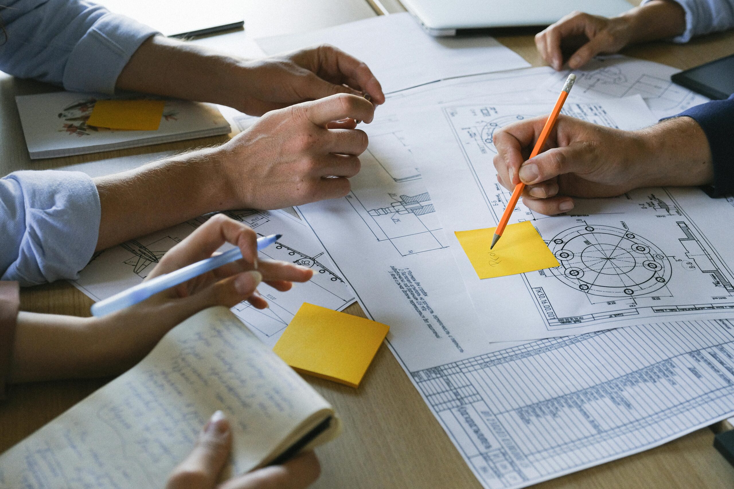 Équipe travail collaboratif schémas comptes Post-it consultant business Paris MAC Consulting