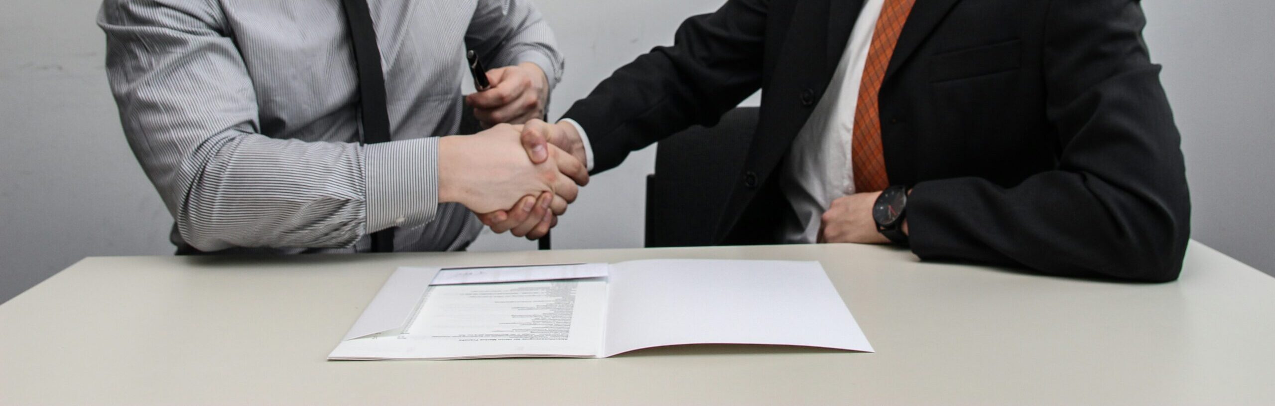 Poignée main accord partenariat consultant stratégie Paris MAC Consulting client satisfait