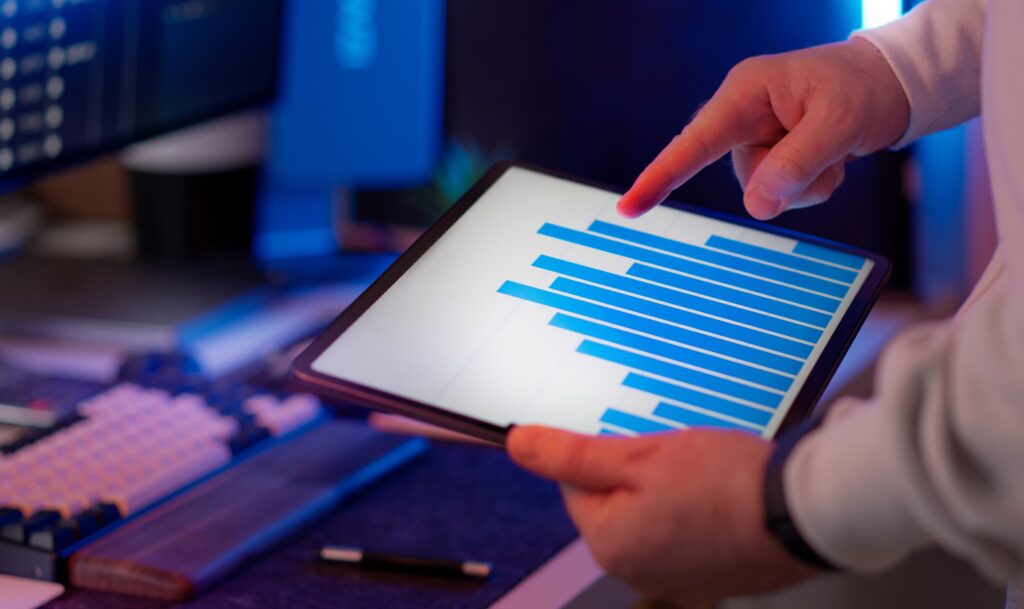 Dirigeant analysant des données sur tablette direction commerciale externalisée MAC Consulting Paris
