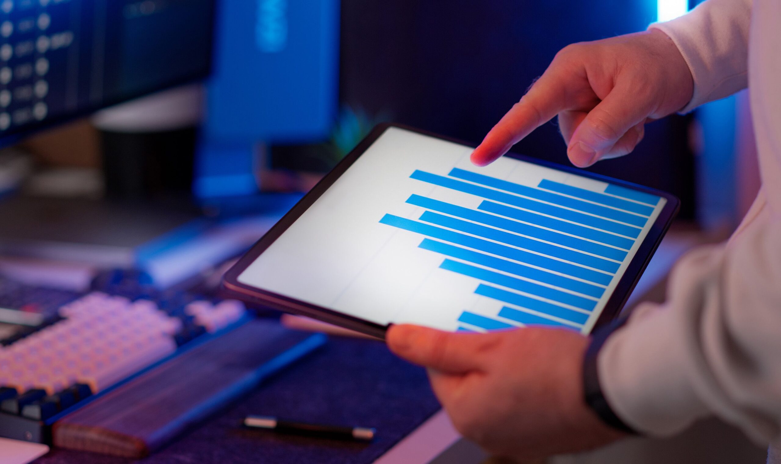 Dirigeant analysant des données sur tablette direction commerciale externalisée MAC Consulting Paris