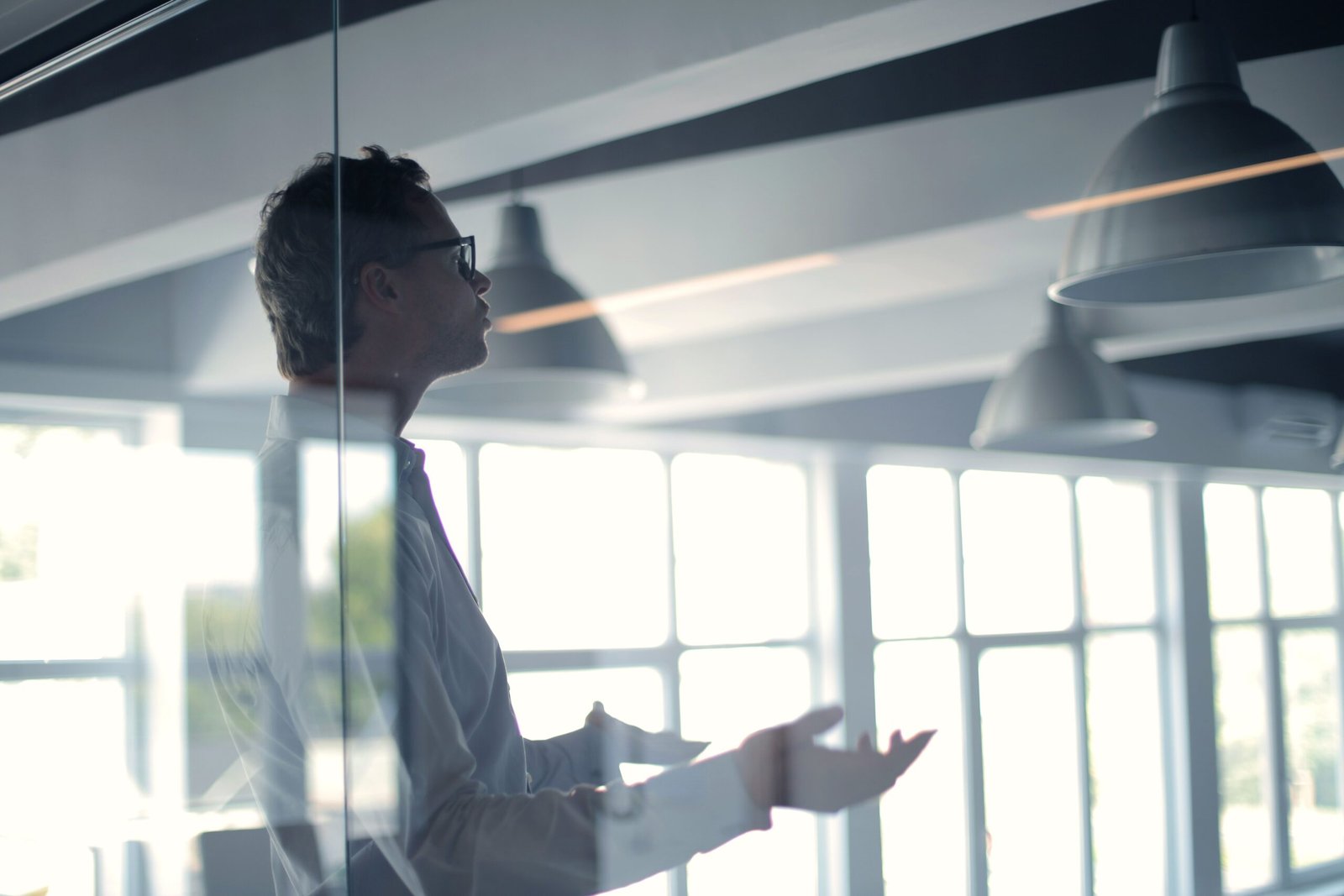 Dirigeant expliquant la stratégie commerciale externalisée MAC Consulting Paris au bureau