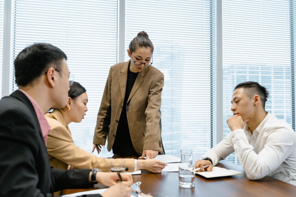 Équipe commerciale à l'écoute de son manager en réunion direction commerciale externalisée MAC Consulting Paris