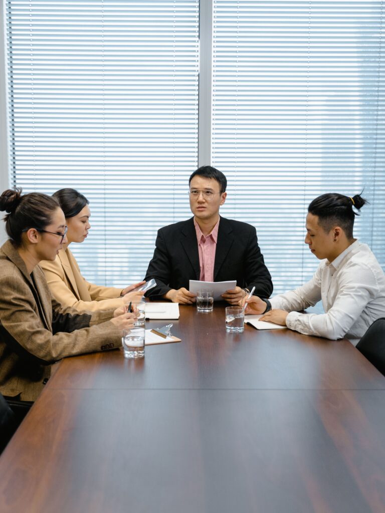 Manager briefant son équipe en réunion direction commerciale externalisée MAC Consulting Paris