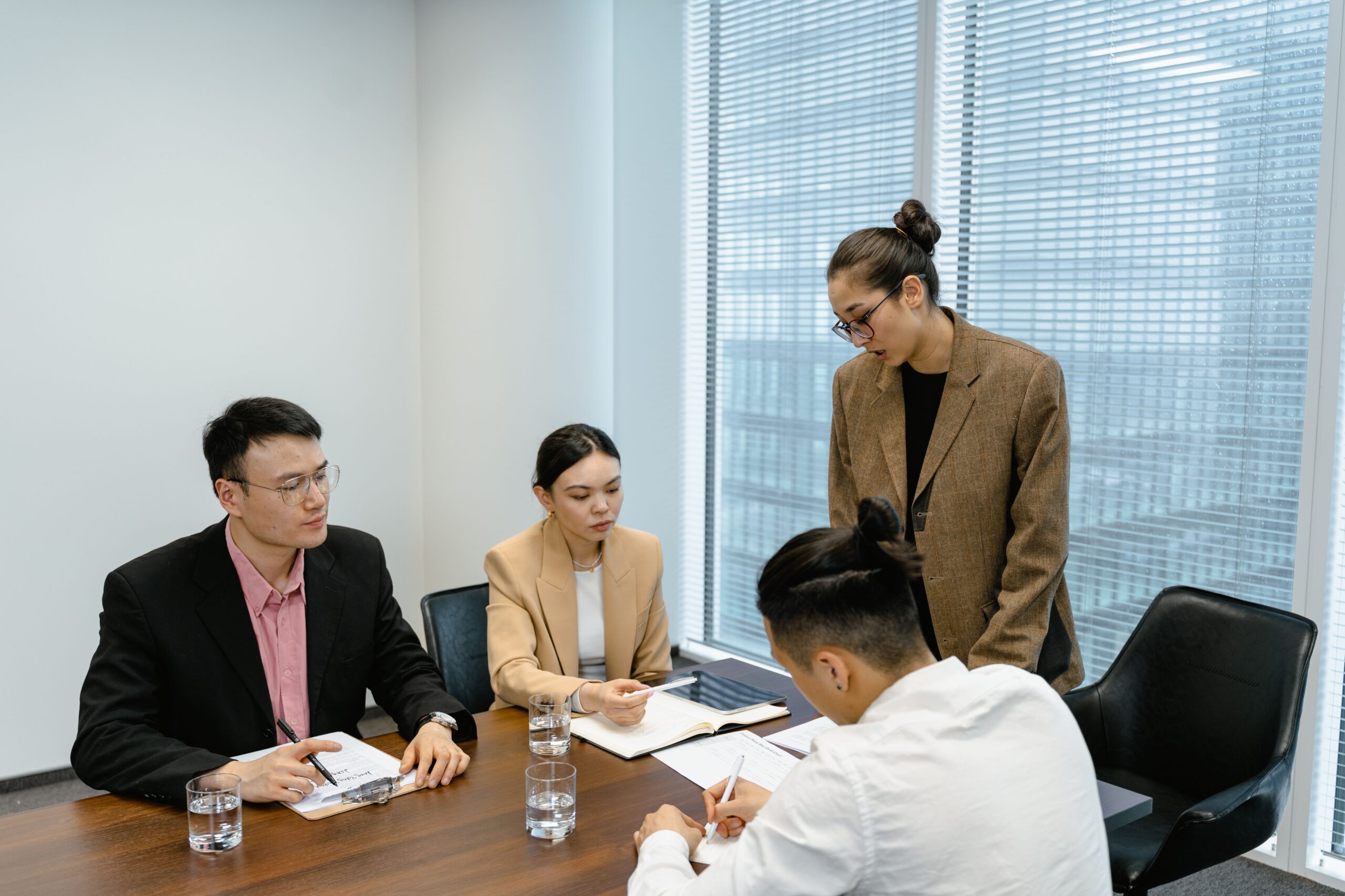 Manager pilotant son équipe et prenant la parole direction commerciale externalisée MAC Consulting Paris