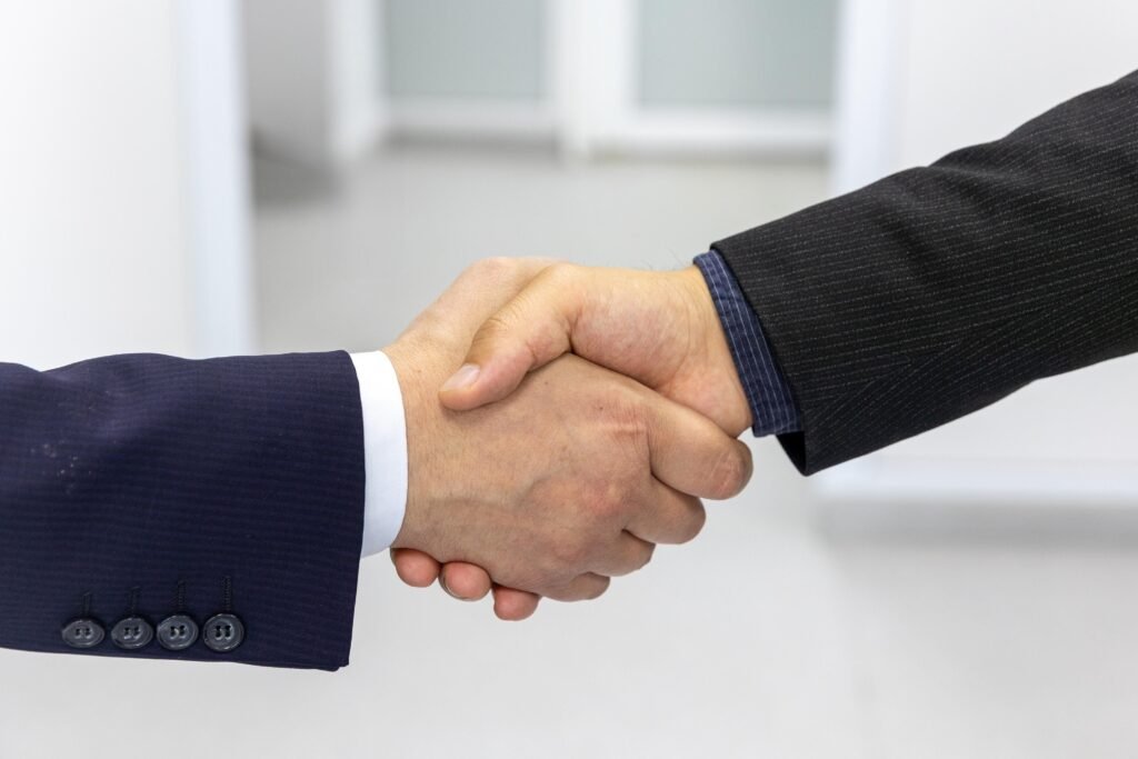 Poignée de main entre cadres d'entreprise direction commerciale externalisée MAC Consulting Paris