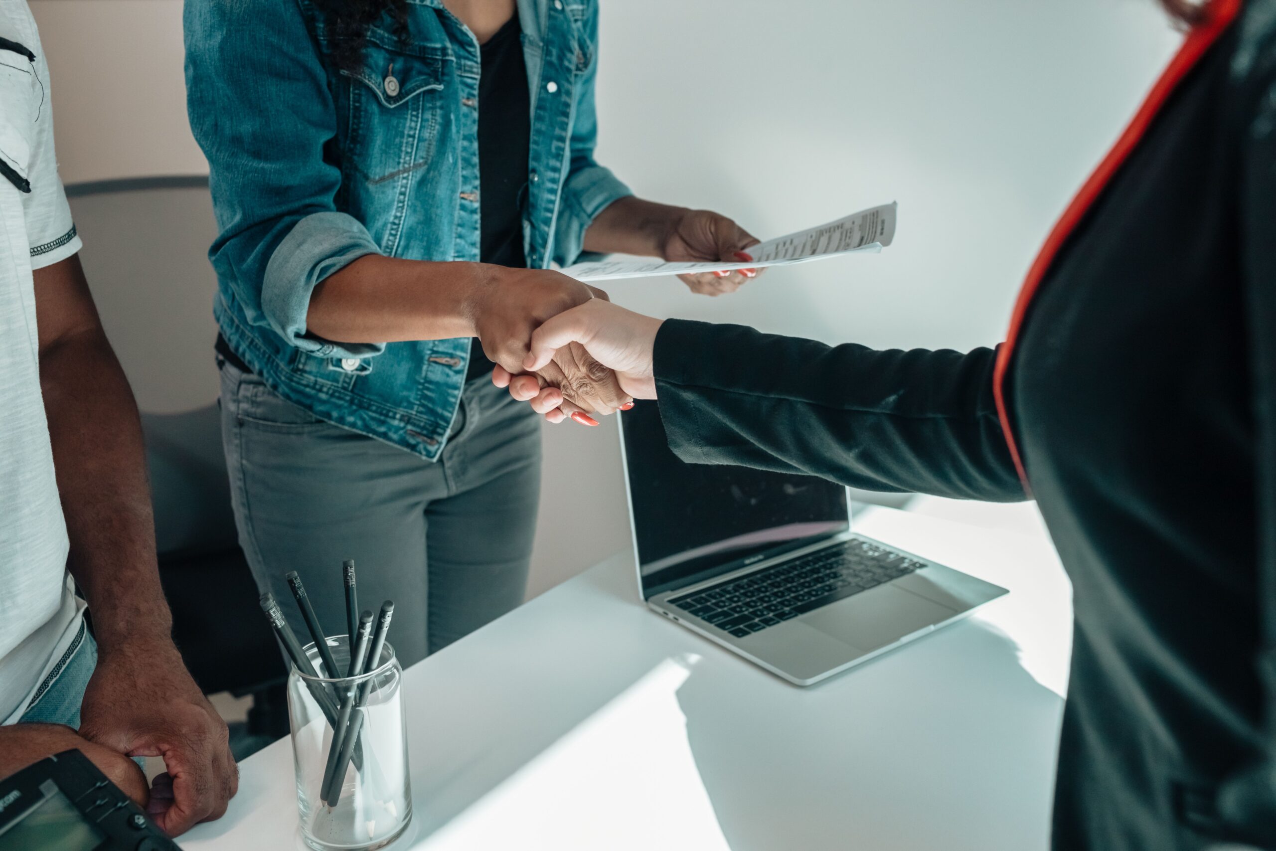 Poignée de main professionnelle et diversité direction commerciale externalisée MAC Consulting Paris