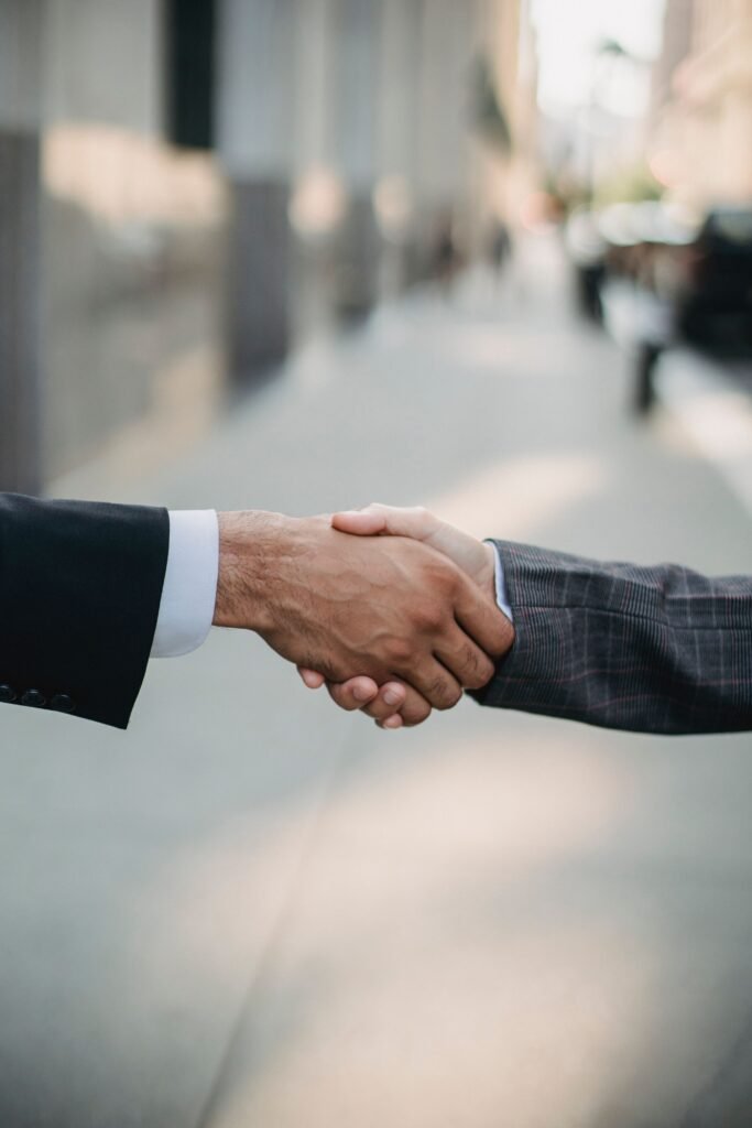Poignée de main entre hommes d'affaires direction commerciale externalisée MAC Consulting Paris