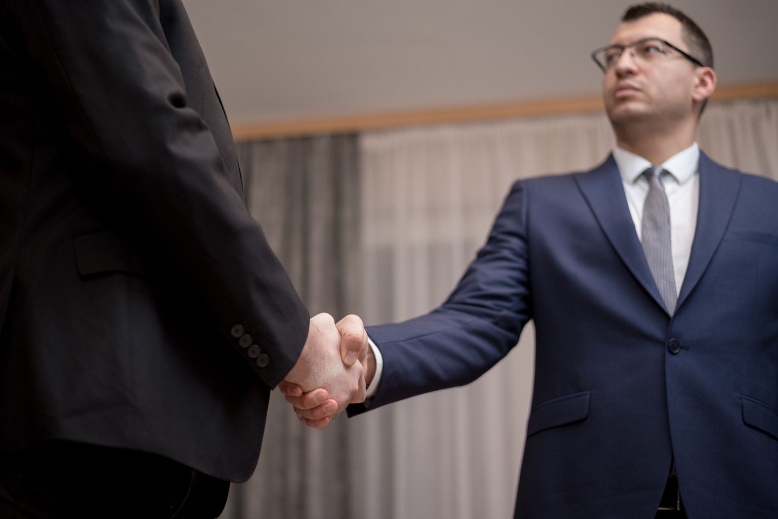 Poignée de main entre partenaires d'affaires direction commerciale externalisée MAC Consulting Paris