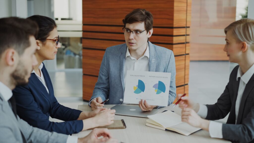 Présentation stratégique en réunion d'équipe direction commerciale externalisée MAC Consulting Paris