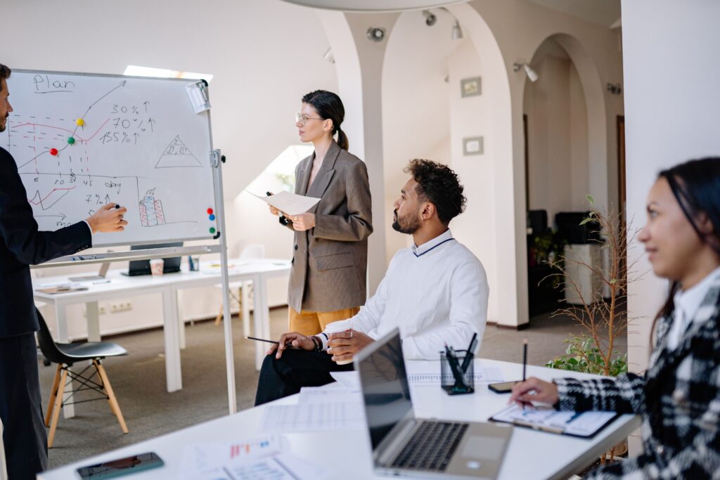 Présentation stratégique devant l'équipe au bureau direction commerciale externalisée MAC Consulting Paris