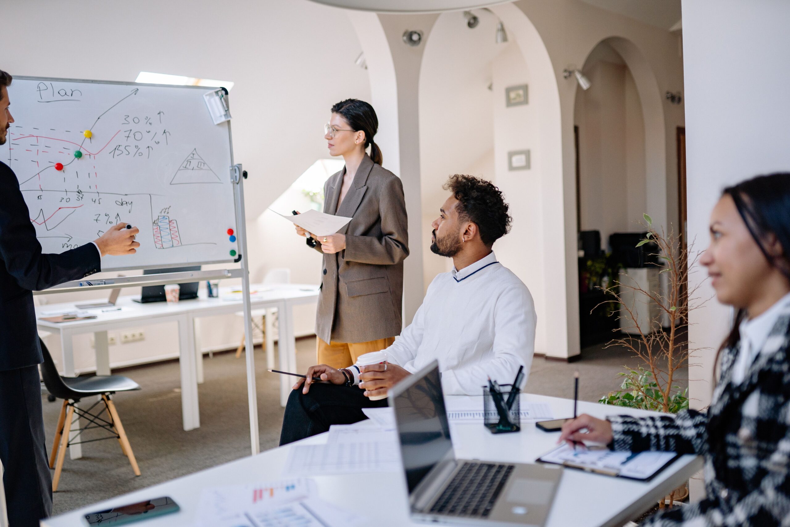 Présentation stratégique devant l'équipe au bureau direction commerciale externalisée MAC Consulting Paris