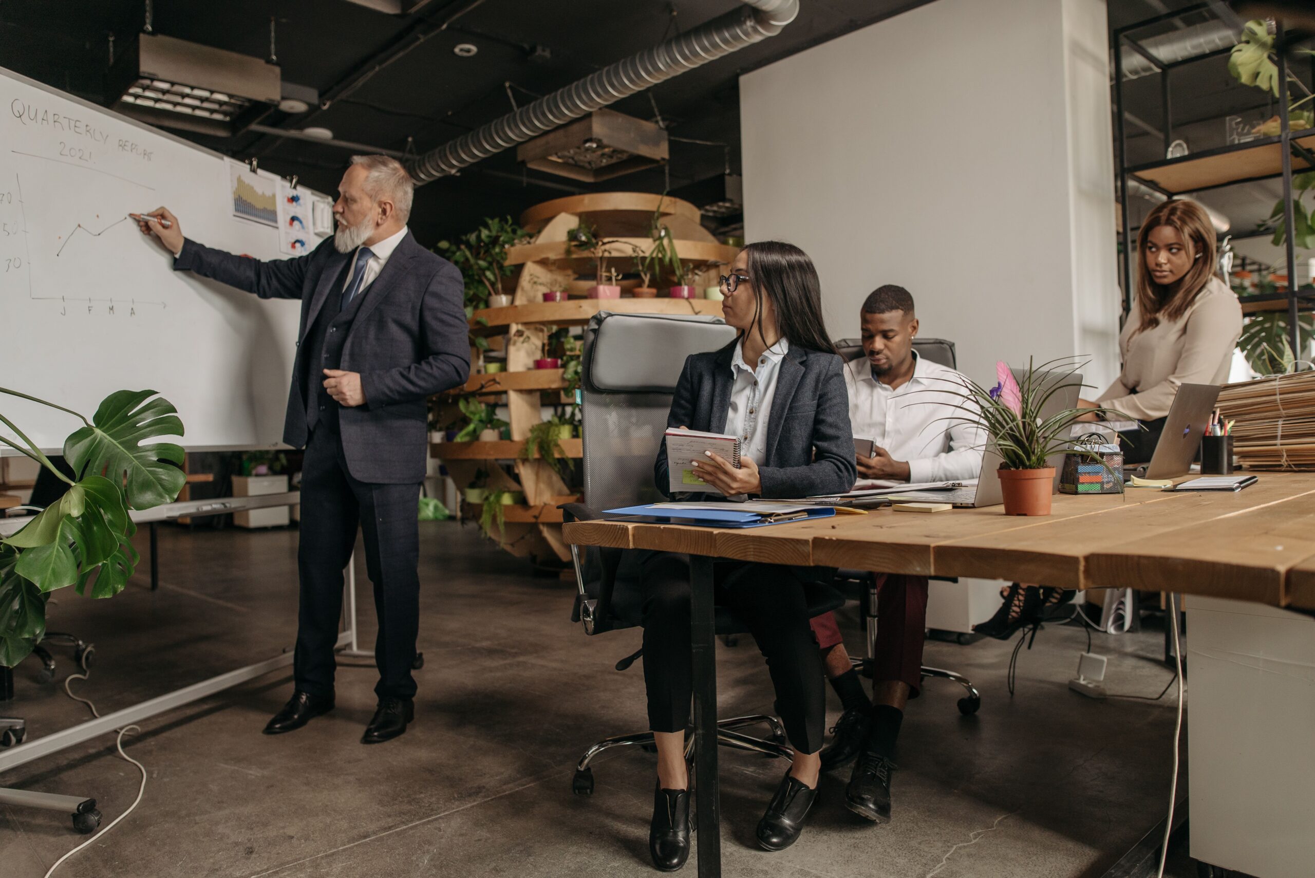 Réunion de direction commerciale externalisée MAC Consulting Paris avec l'équipe au bureau