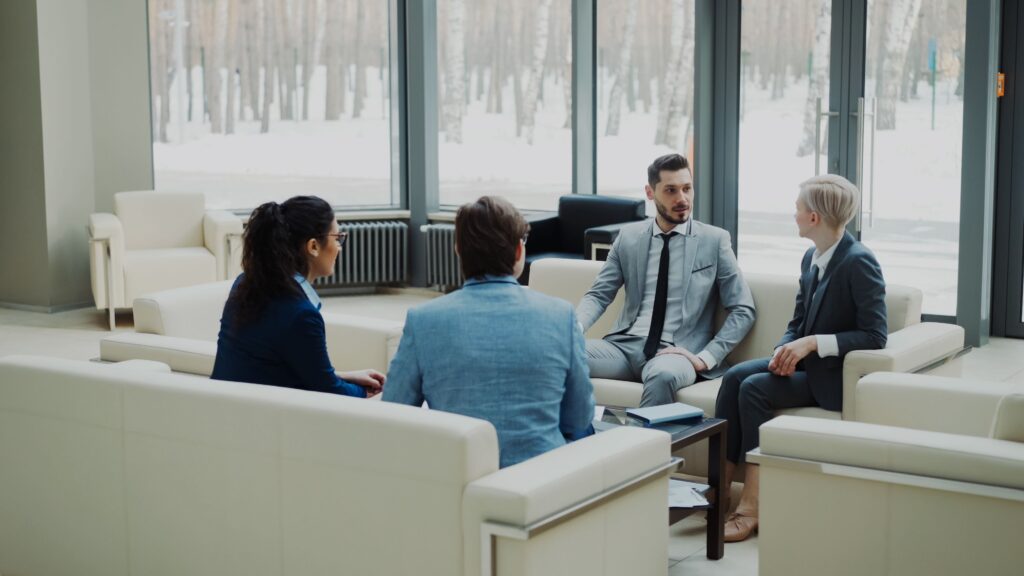 Réunion d'équipe de direction commerciale externalisée MAC Consulting Paris dans un bureau moderne