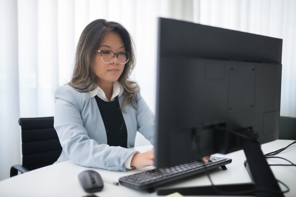 Formation continue équipe commerciale IA MAC Consulting Paris collaboratrice ordinateur bureau moderne