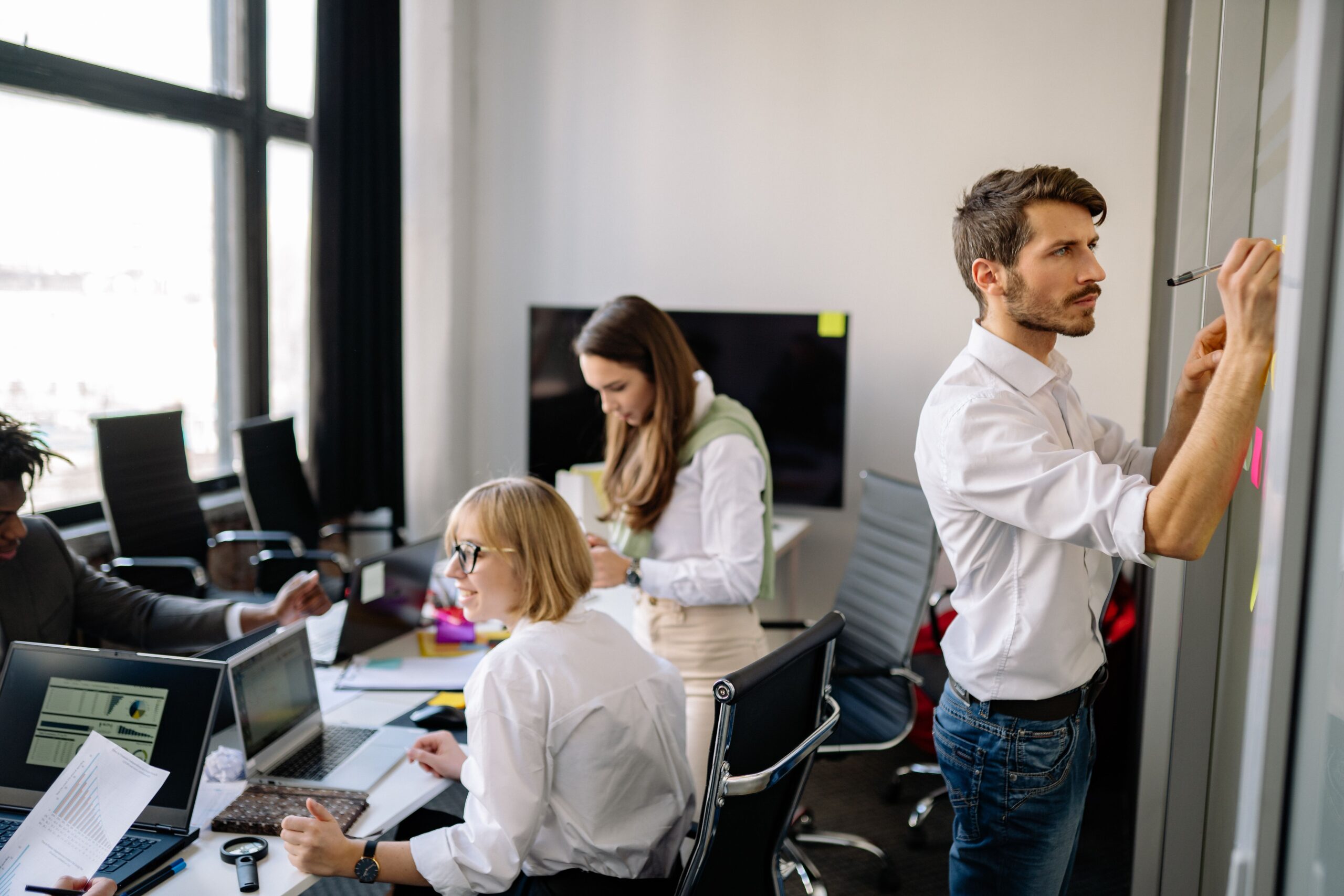 Formation continue équipe commerciale IA MAC Consulting Paris collègues partage idées atelier professionnel