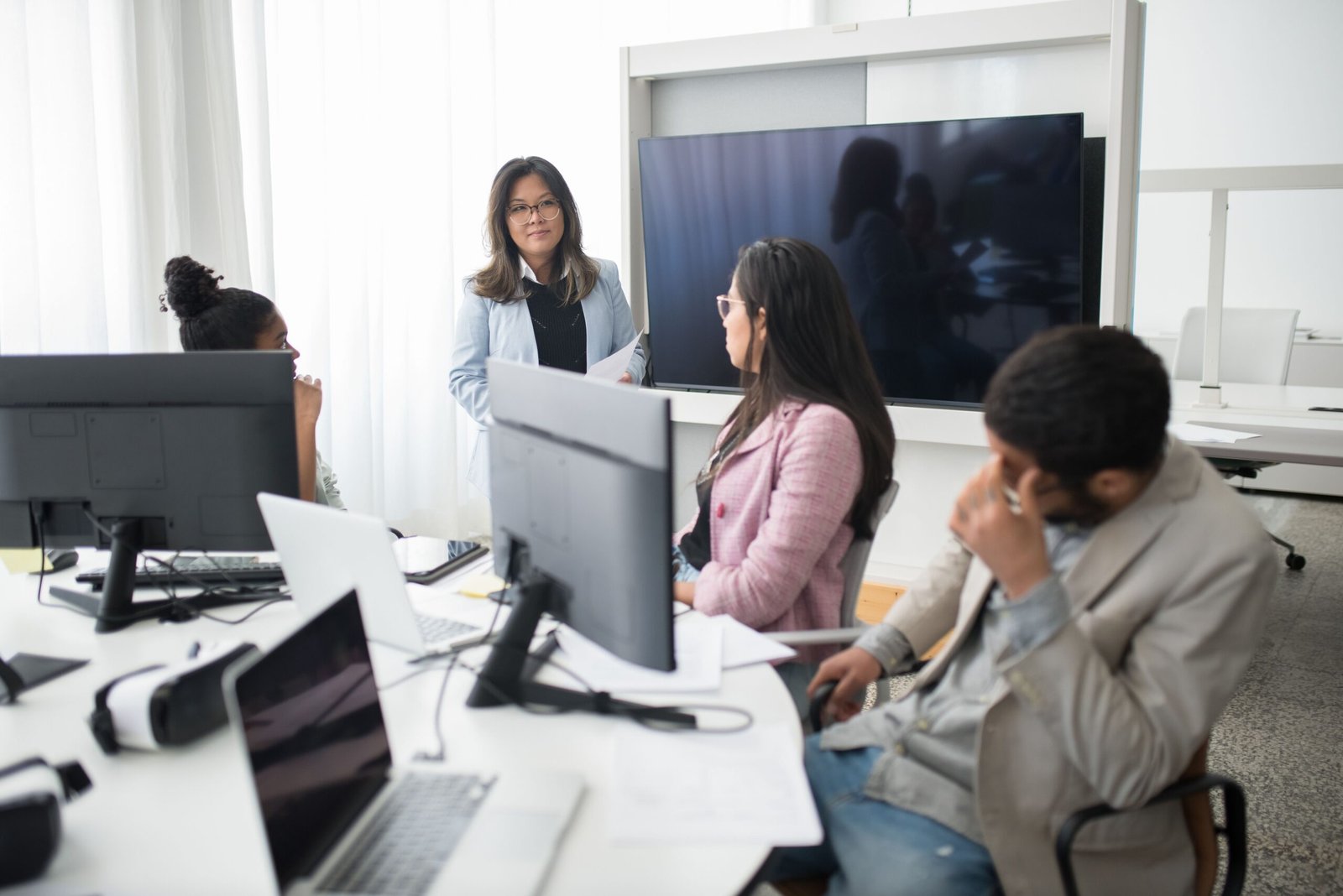 Formation continue équipe commerciale IA MAC Consulting Paris équipe écrans ordinateurs bureau moderne